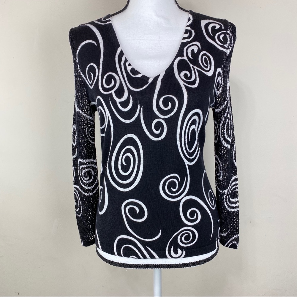 Nygard Collection V neckline pullover top.